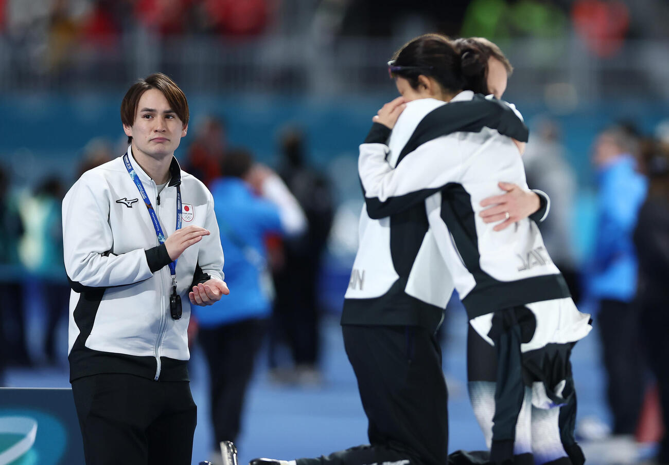 女子1500メートルで6位に終わった高木（手前右）とヨハン・デビット・コーチが抱き合い、拍手を送るウイリアムソン師円コーチ（左）（撮影・前田充）