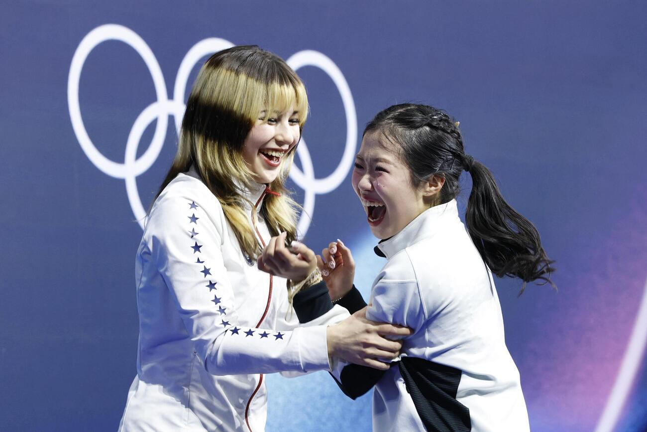銅メダルが確定し、泣いて喜ぶ中井亜美。左は優勝したアリサ・リュウ（共同）