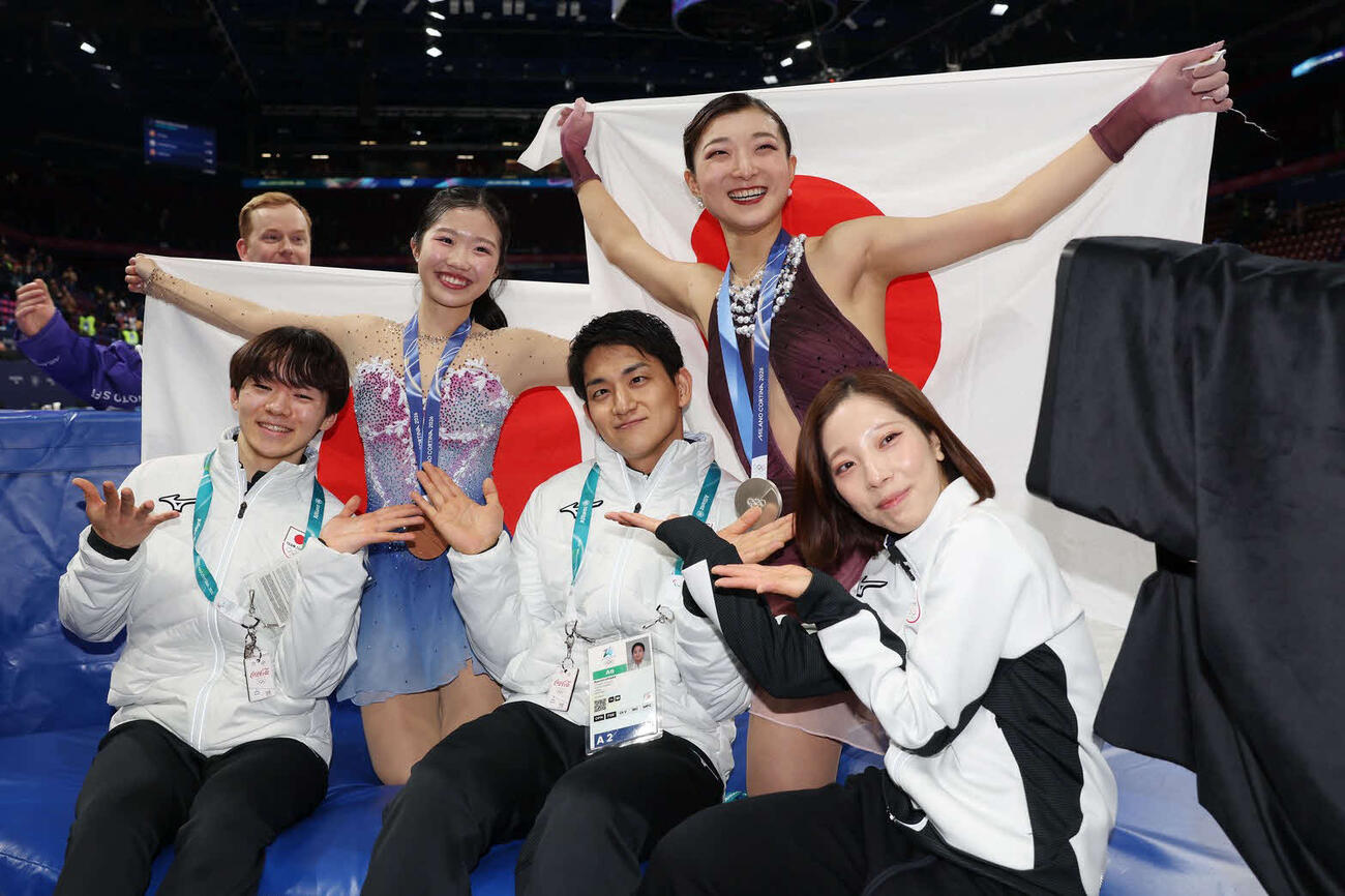 前列左から鍵山優真、木原龍一、三浦璃来、後列左から中井亜美、坂本花織（2026年2月19日撮影）