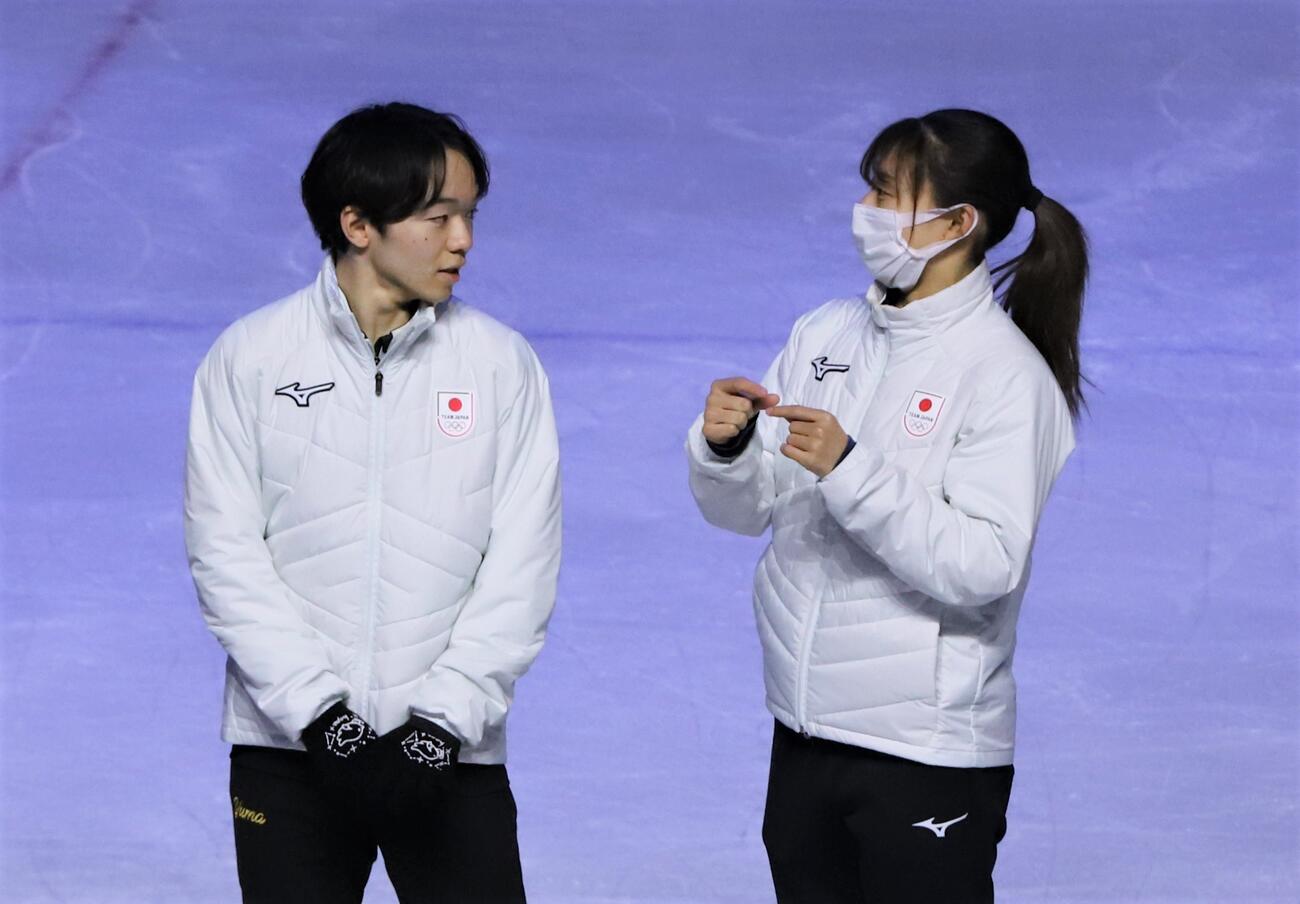 エキシビションの練習中に話し合う鍵山優真（左）と坂本花織