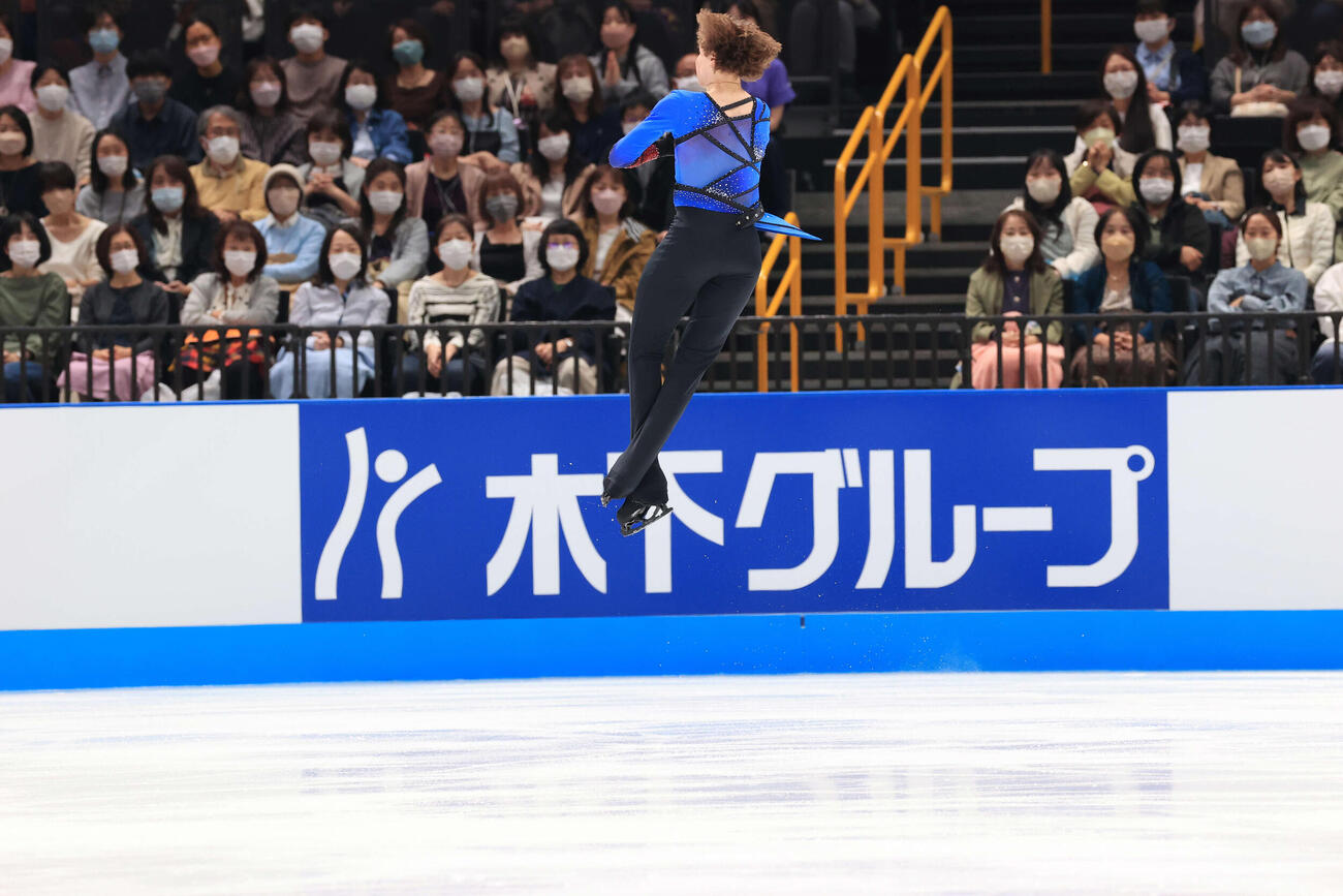 4回転アクセルを飛ぶマリニン（2022年10月8日撮影）