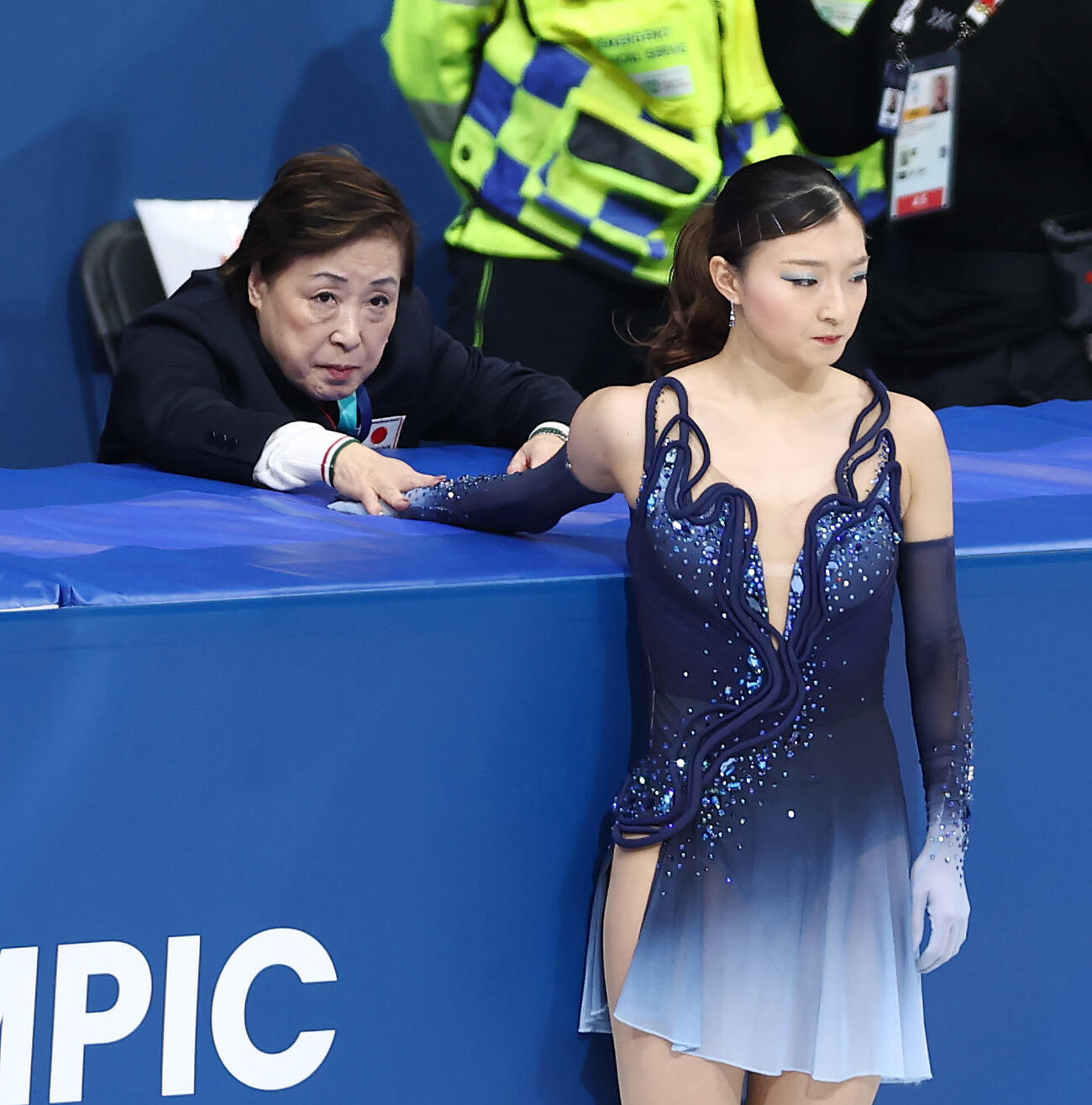 2月17日、フィギュアスケート・女子SP　女子SPに臨む坂本花織（右）を送り出す中野園子コーチ