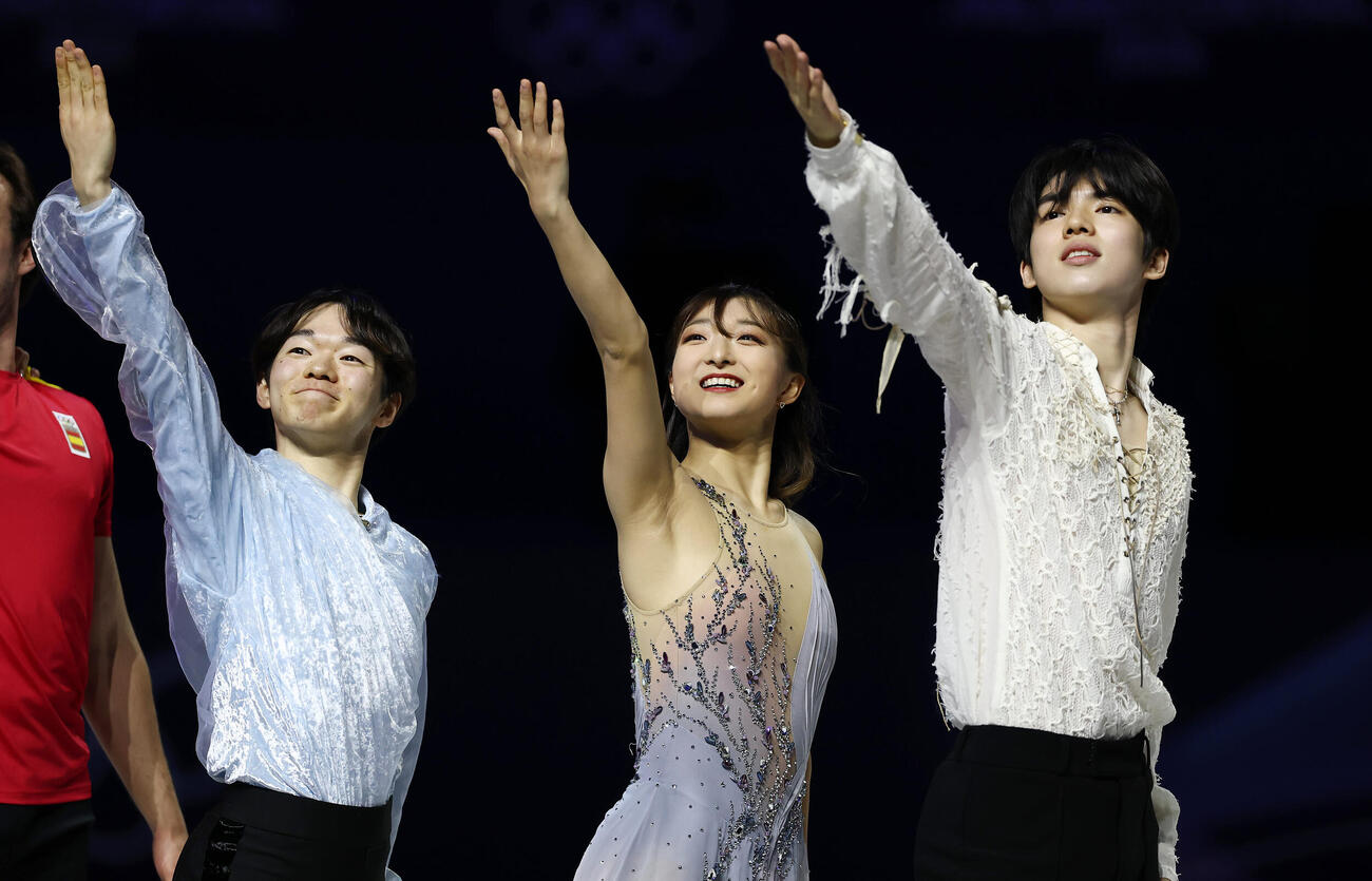 エキシビションのフィナーレであいさつする鍵山（左）と坂本。右は車俊煥（撮影・前田充）