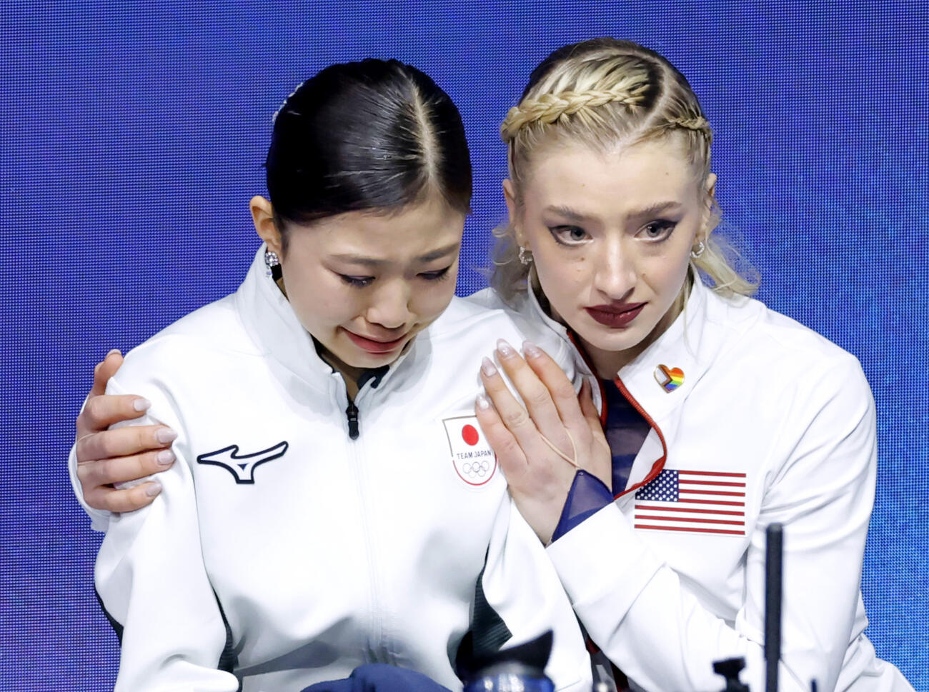 女子フリーの順位確定を待つ間、アンバー・グレン（右）に肩を抱かれる千葉百音（共同）