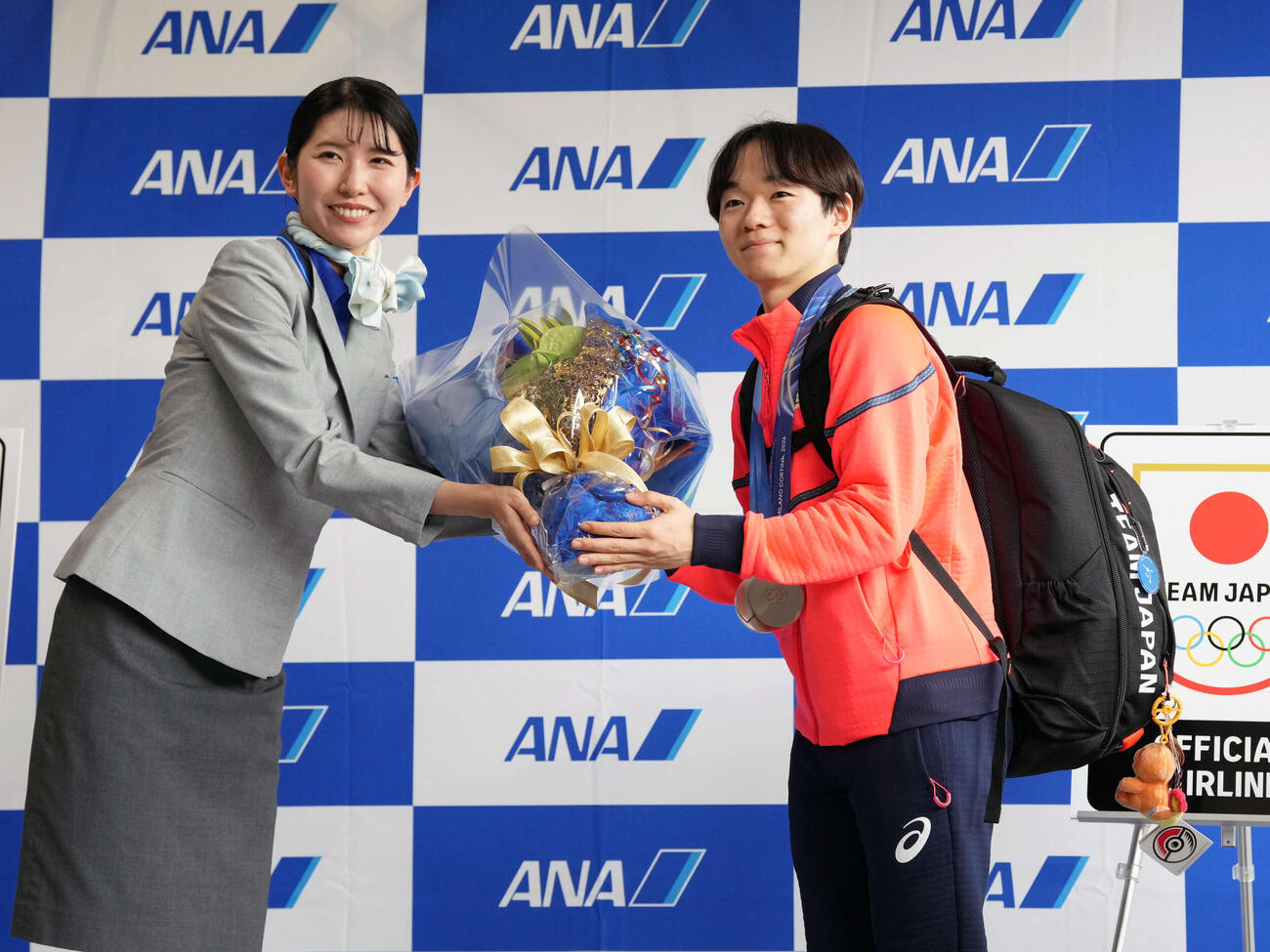 帰国し花束を受け取る男子フィギュアスケートの鍵山（右）（撮影・小島史椰）