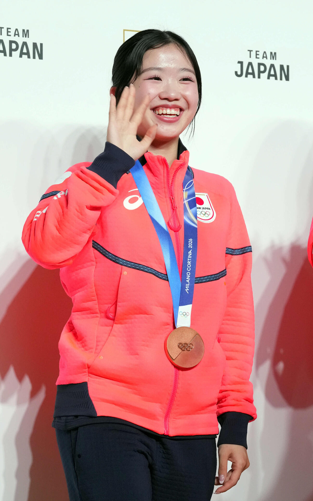 会見で笑顔を振りまくフィギュアの中井亜美（撮影・たえ見朱実）
