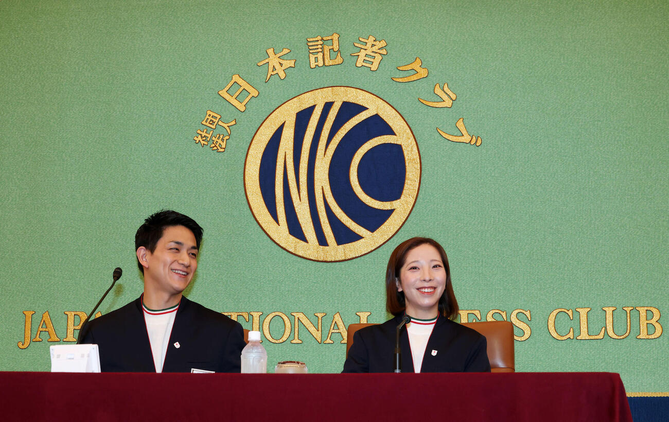 日本記者クラブでの会見で笑顔を見せるミラノ・コルティナ五輪フィギュアスケート・ペア金メダルの木原（左）と三浦（撮影・宮地輝）