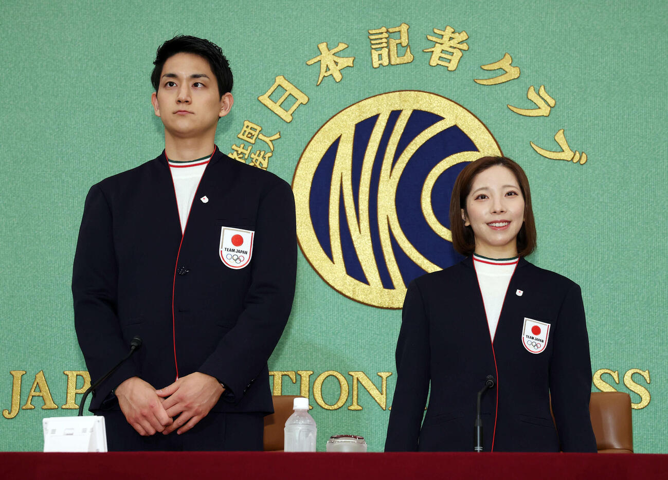 日本記者クラブで会見を行うミラノ・コルティナ五輪フィギュアスケート・ペア金メダルの木原（左）と三浦（撮影・宮地輝）