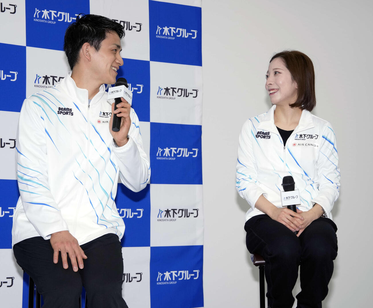 表敬訪問を終え会見する木原（左）と三浦（撮影・小島史椰）