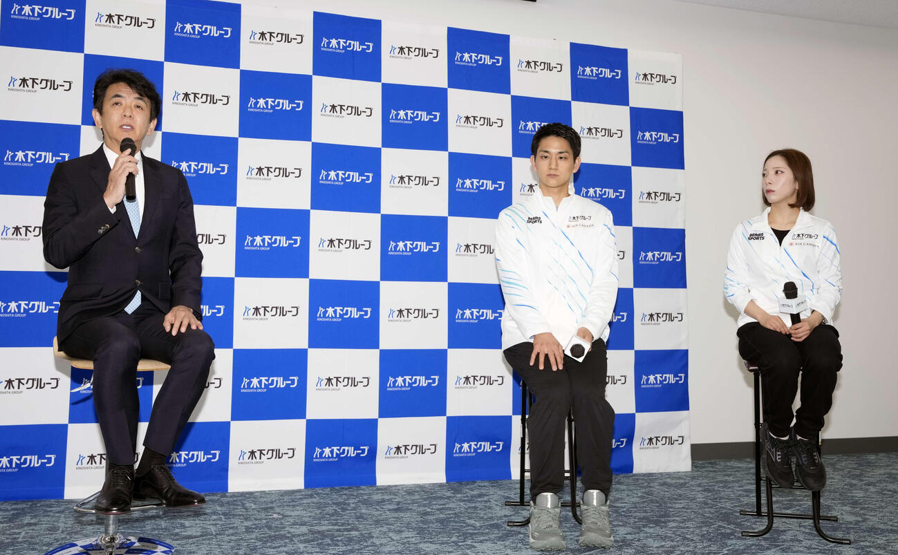 表敬訪問を終え会見する木下グループ代表取締役木下社長。中央は木原、右は三浦（撮影・小島史椰）