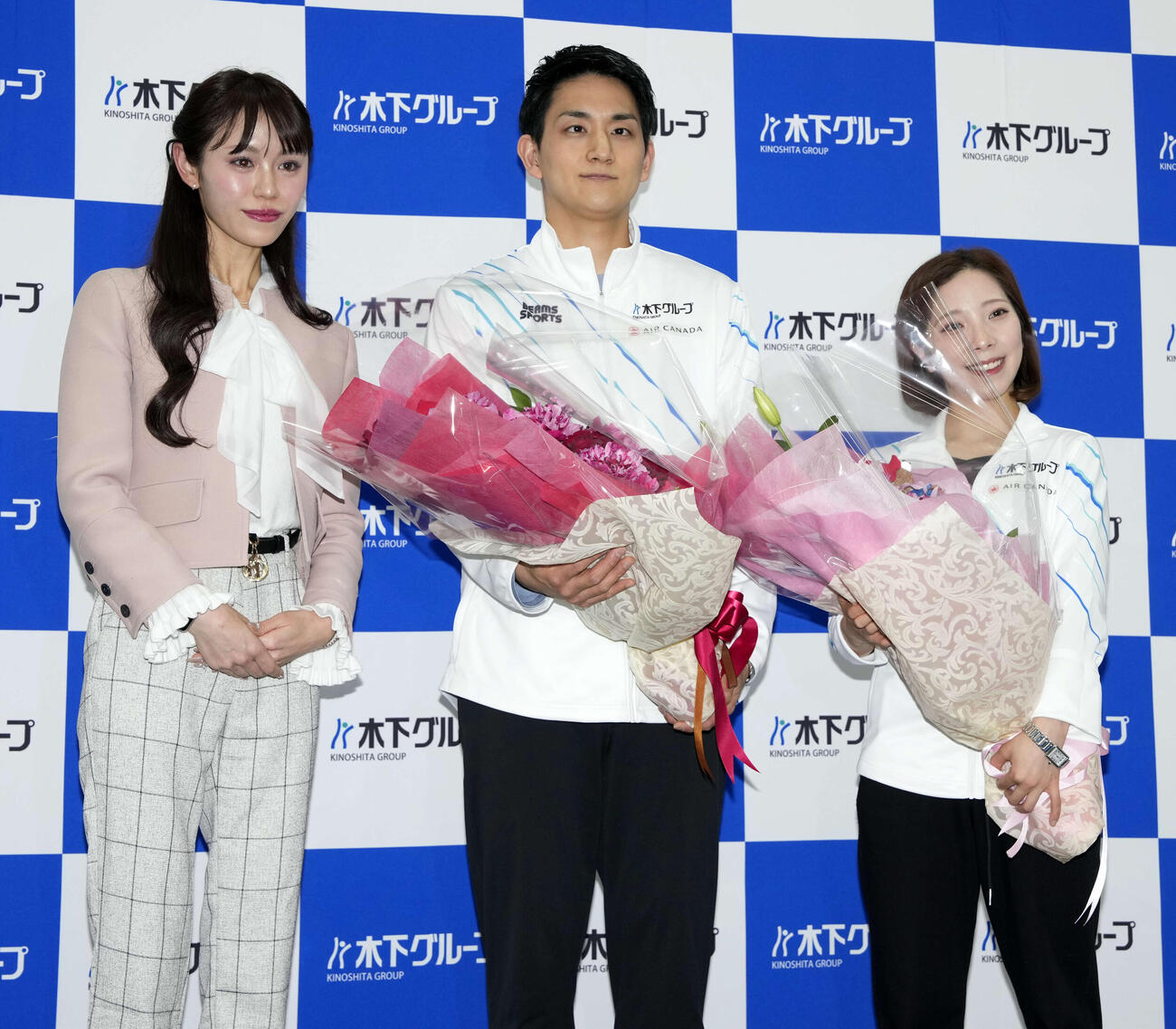 表敬訪問を終え、会見で花束を受け取る木原（中央）と三浦（右）（撮影・小島史椰）