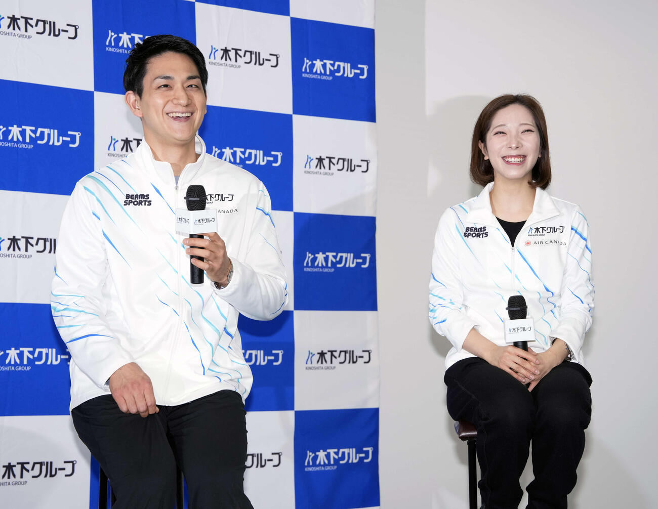 表敬訪問を終え会見で笑顔を見せる木原（左）と三浦（撮影・小島史椰）