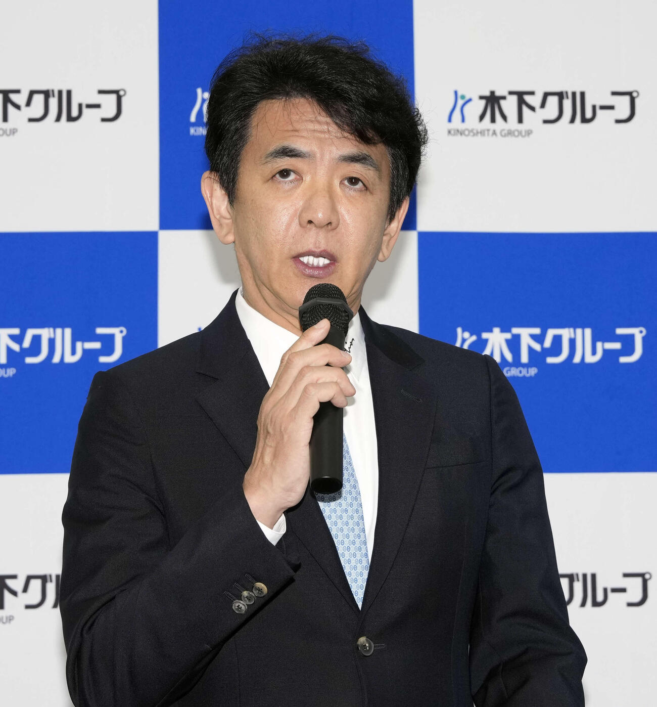 表敬訪問後の会見で質問に答える木下グループ代表取締役木下社長（撮影・小島史椰）