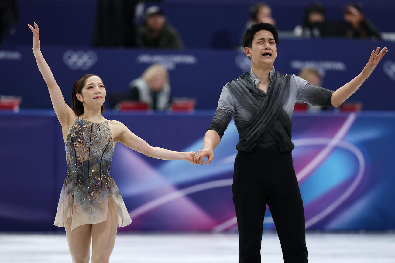 2026ミラノ・コルティナ冬季五輪　ペアフリーの演技を終え、歓声に応える三浦（左）、木原組