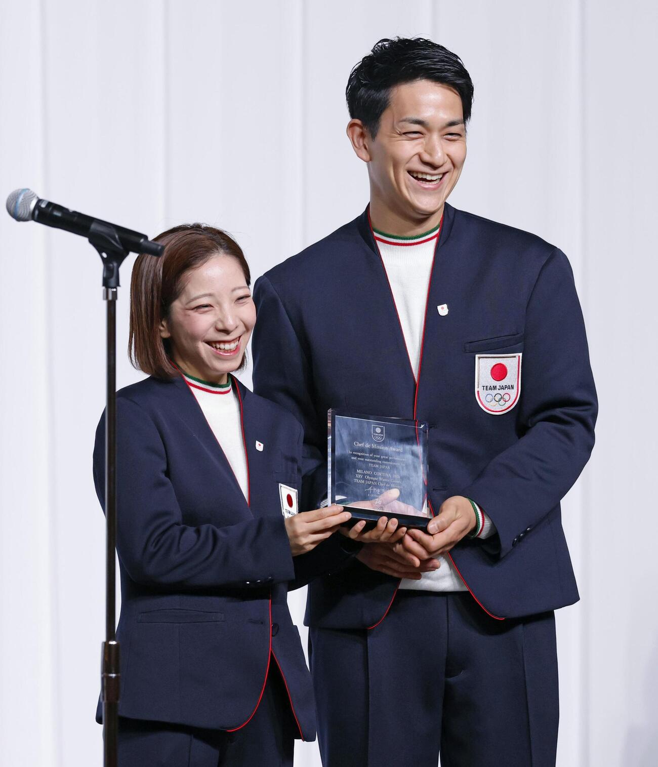 ミラノ・コルティナ冬季五輪日本選手団の解団式に出席した、フィギュアスケートのペアを制した三浦璃来、木原龍一組（2026年2月撮影）（共同）