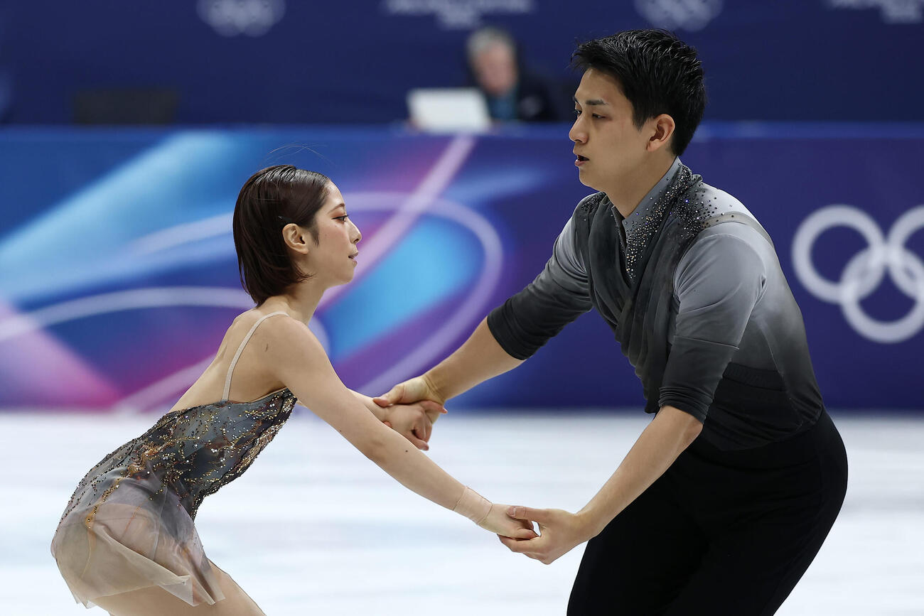 2026ミラノ・コルティナ冬季五輪　ペアフリーで演技する三浦（左）、木原組