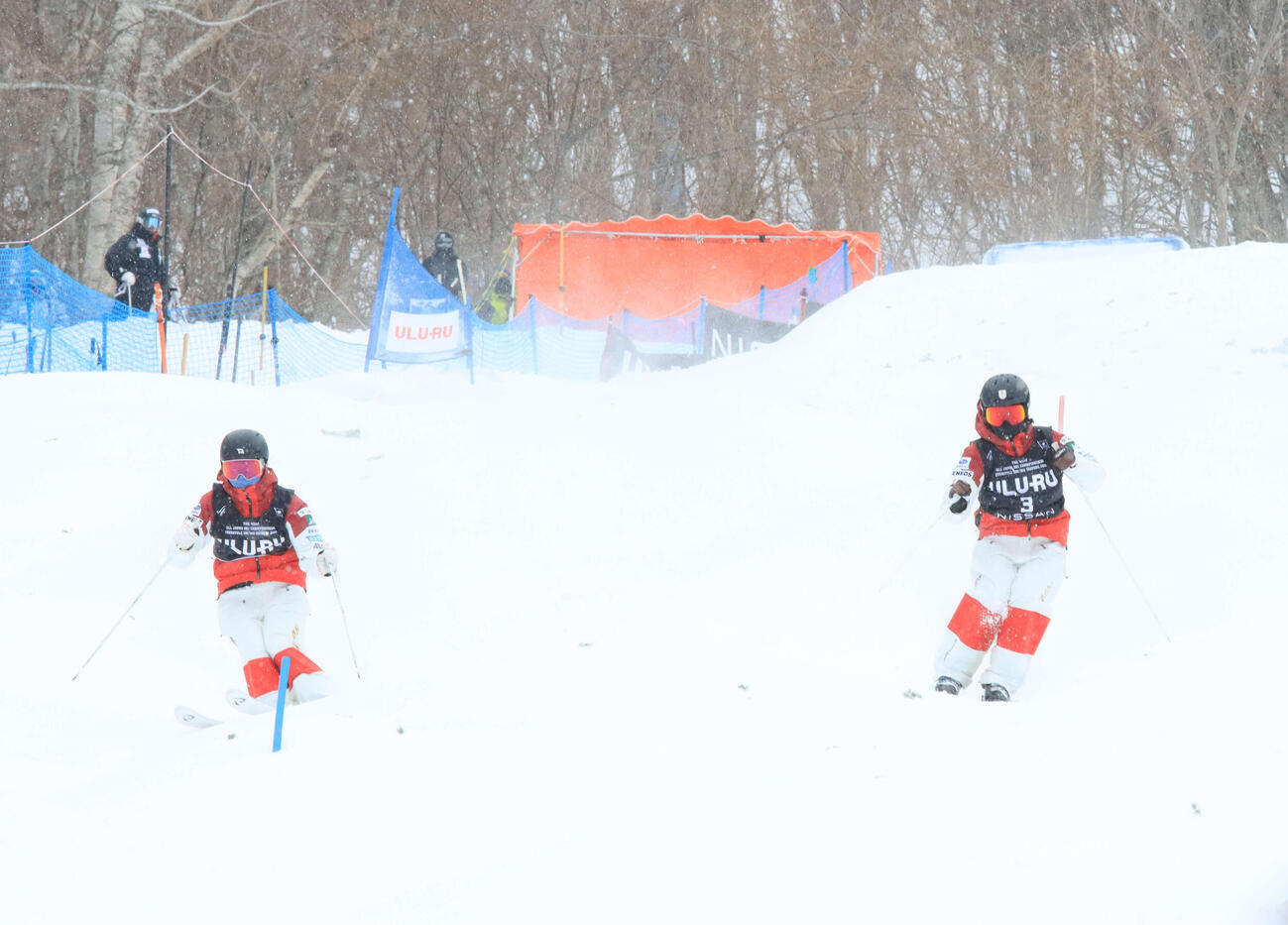 全日本選手権デュアルモーグル　滑走する住吉輝紗良（右）と梶原有希（2022年3月撮影）