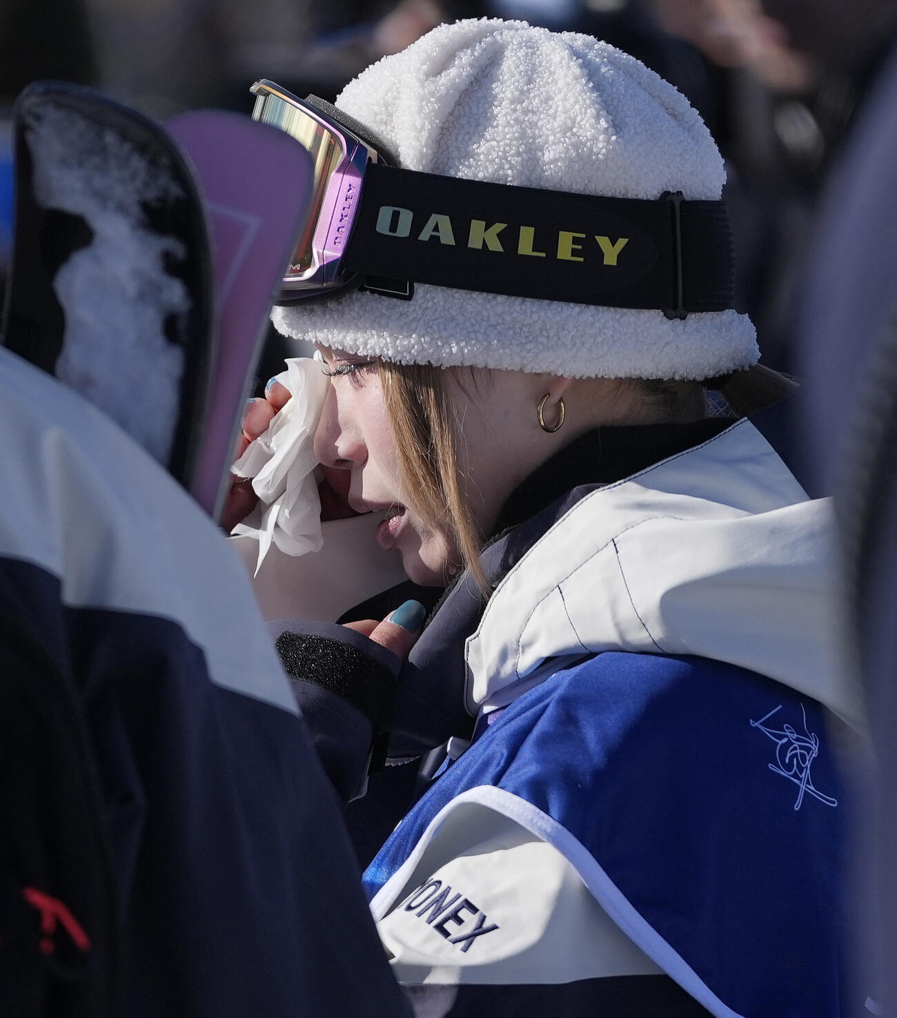 女子スロープスタイル予選を棄権し、涙ぐむ近藤心音（共同）