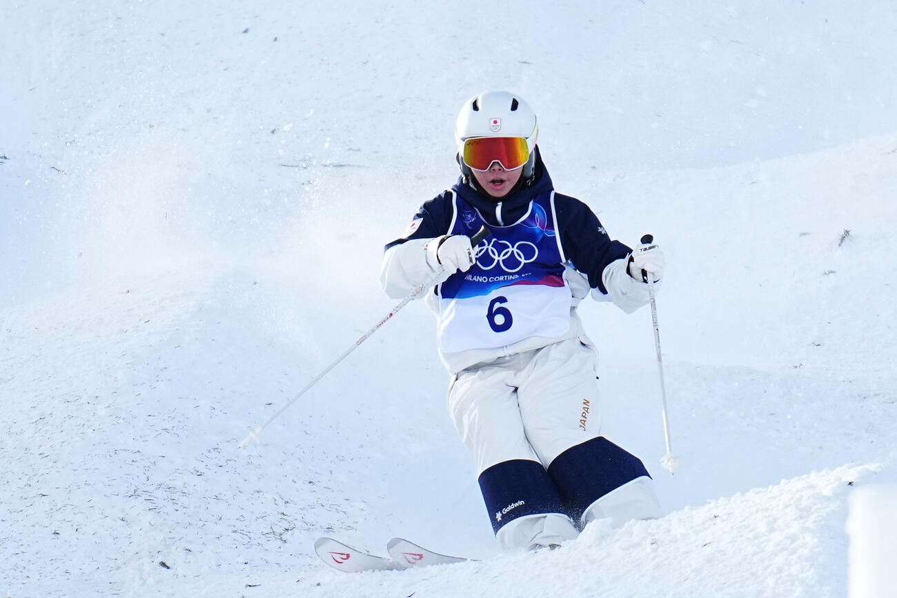 女子モーグル決勝　こぶを攻める冨高（AP）