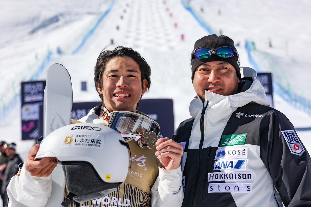 モーグルの堀島（左）と日本代表チームドクターの勝田氏（運動器ケアしまだ病院提供）