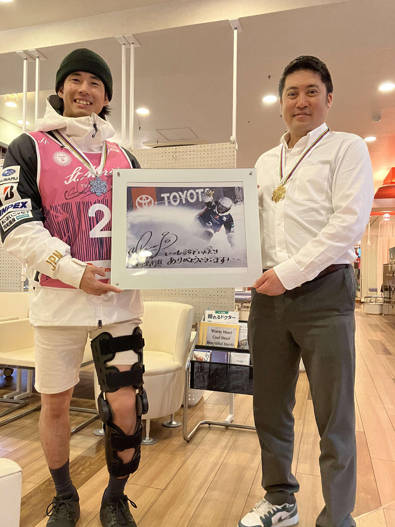 モーグルの堀島（左）と日本代表チームドクターの勝田氏（運動器ケアしまだ病院提供）