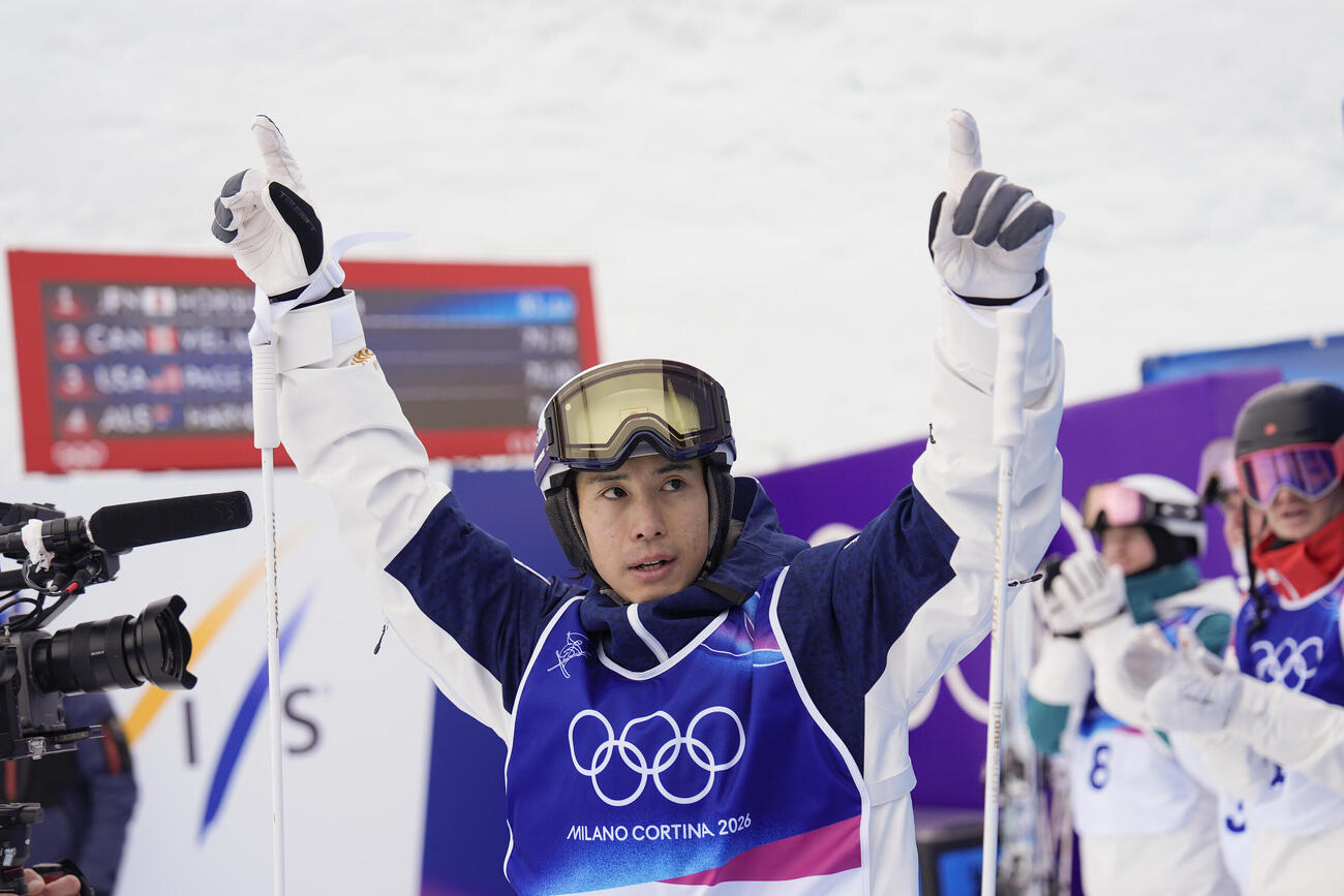 男子モーグル決勝2回目の得点を確認し、両手を上げる堀島行真（代表撮影）
