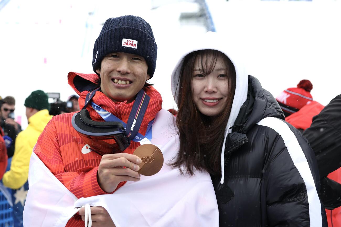 銅メダルを手に妻の輝紗良さん（右）と笑顔を見せる堀島（撮影・前田充）