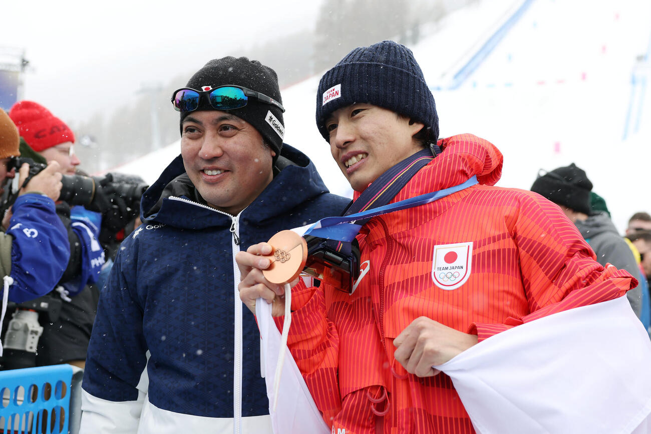 銅メダルを獲得し、日本代表チームドクターの勝田さん（左）と笑顔で写真に納まる堀島（撮影・前田充）