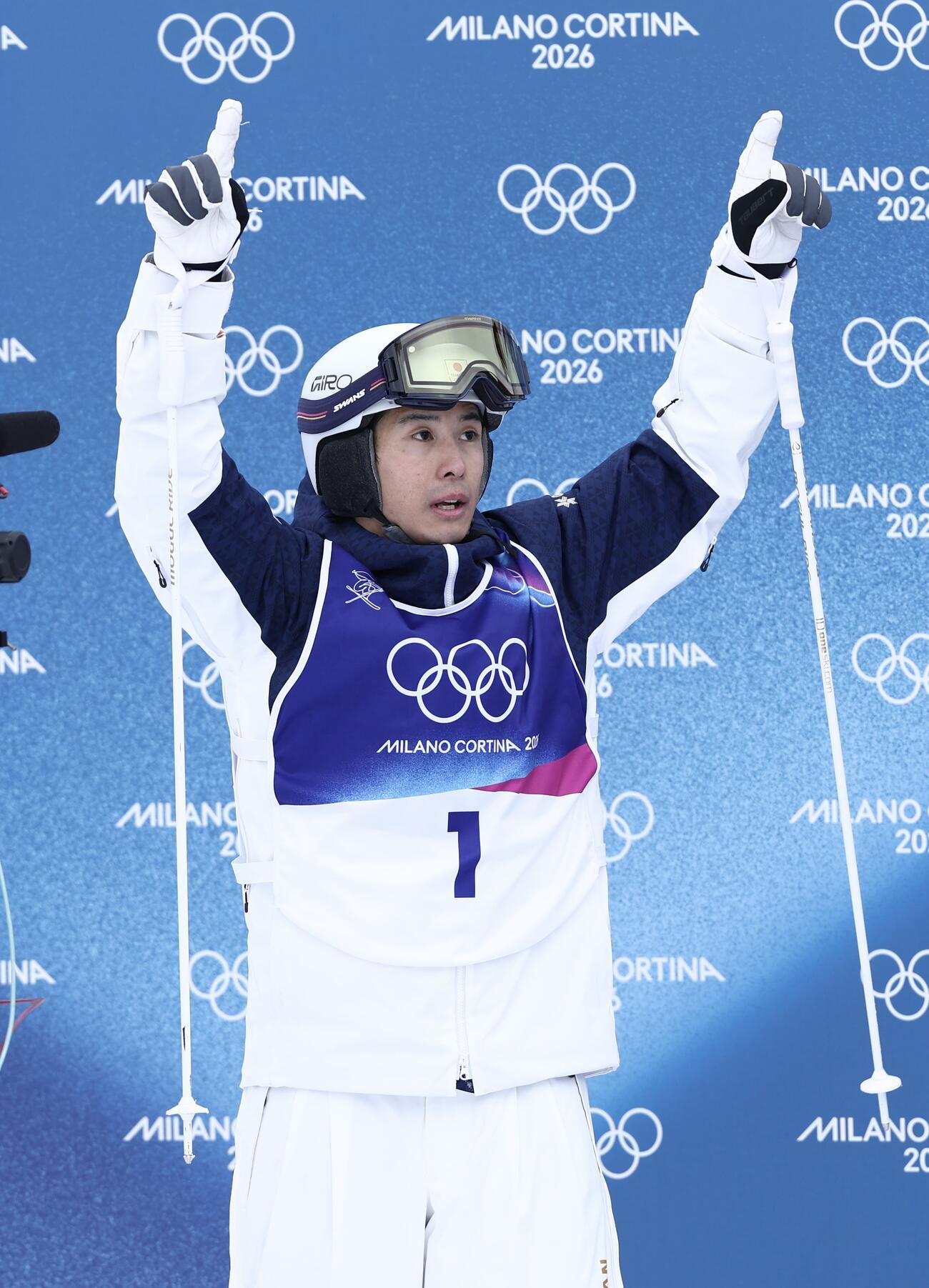 決勝の2回目を終え歓声に応える堀島（撮影・前田充）＝2026年2月12日（現地時間）