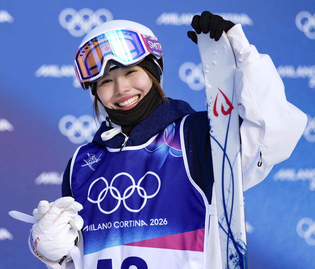 女子モーグル決勝1回目を終え、笑顔を見せる中尾春香（共同）