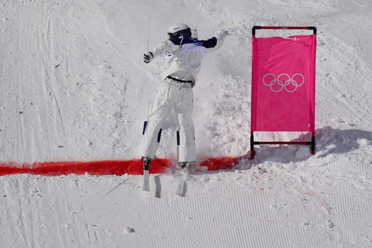 デュアルモーグル決勝でフィニッシュラインを通過する堀島行真（AP)