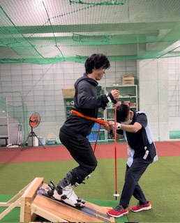 堀島（左）と練習する、理学療法士の瀬戸口氏（運動器ケアしまだ病院提供）