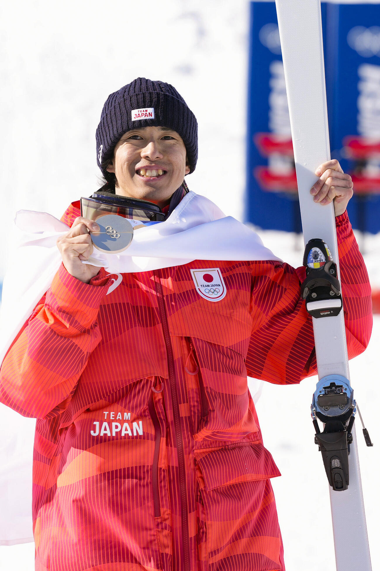 ミラノ・コルティナ冬季五輪のフリースタイルスキー男子デュアルモーグルで銀メダルを獲得した堀島行真（共同）