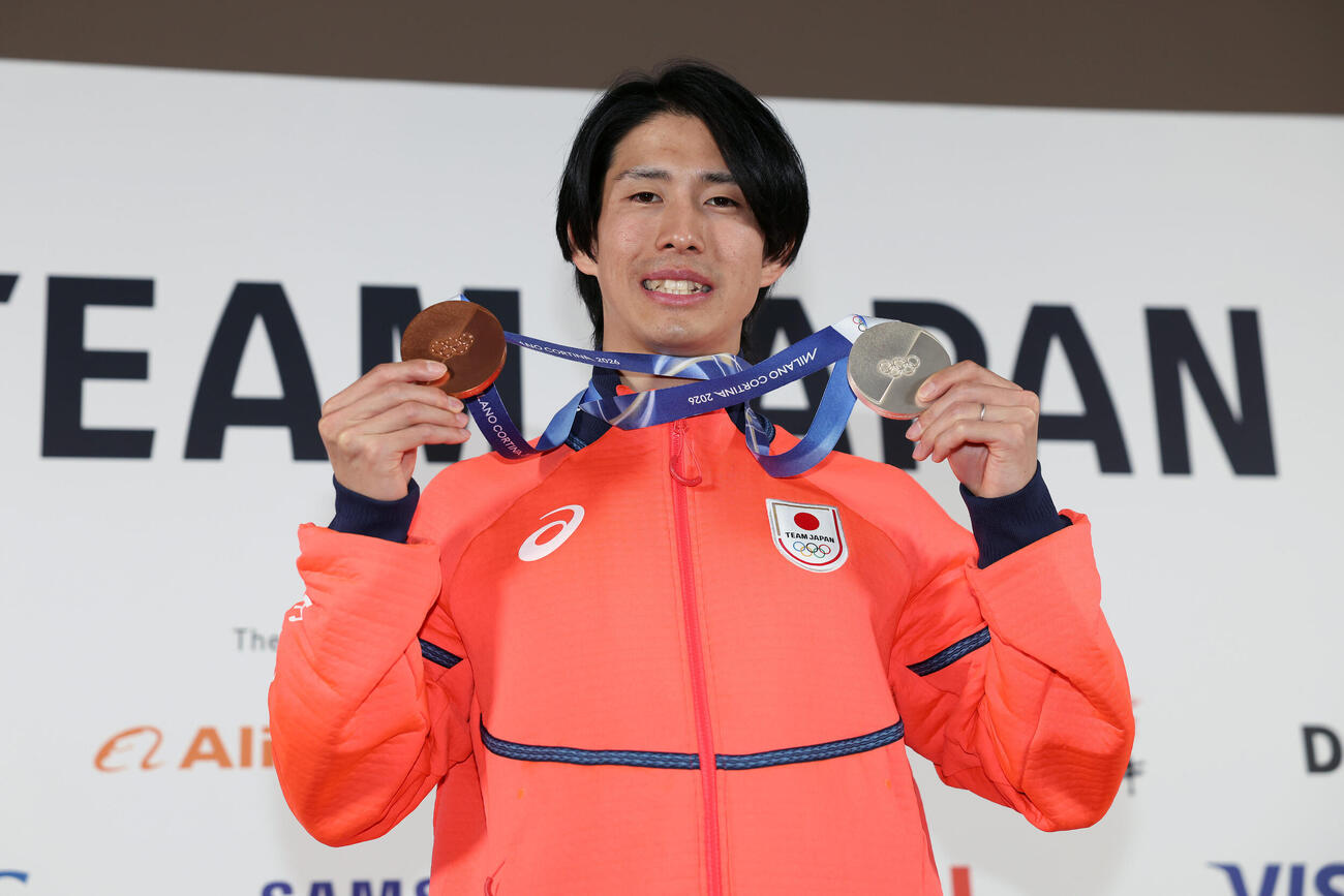 メダリスト会見でメダルを手に笑顔を見せる堀島（撮影・前田充）