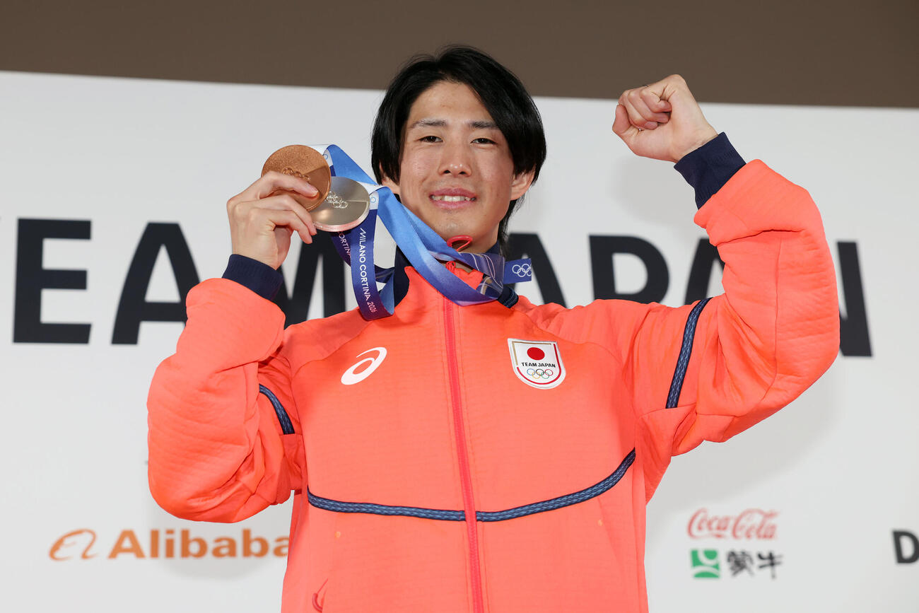 メダリスト会見でメダルを手に笑顔を見せる堀島（撮影・前田充）
