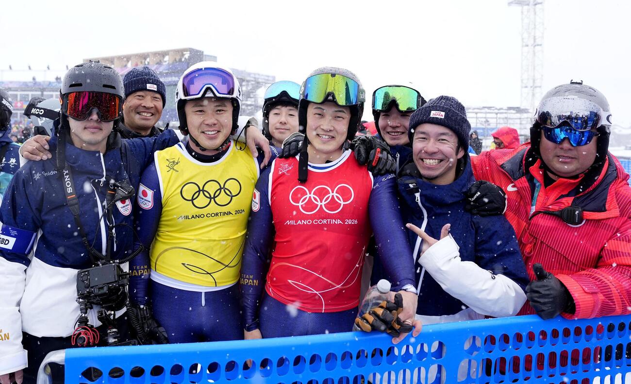 男子スキークロスで4位に入り、写真に納まる古野慧（前列中央）。左隣は小林竜登＝リビーニョ（共同）