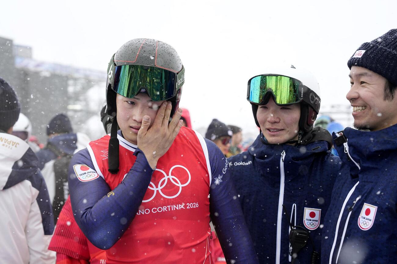 男子スキークロス決勝を終え、涙を拭う古野慧。4位に入った＝リビーニョ（共同）