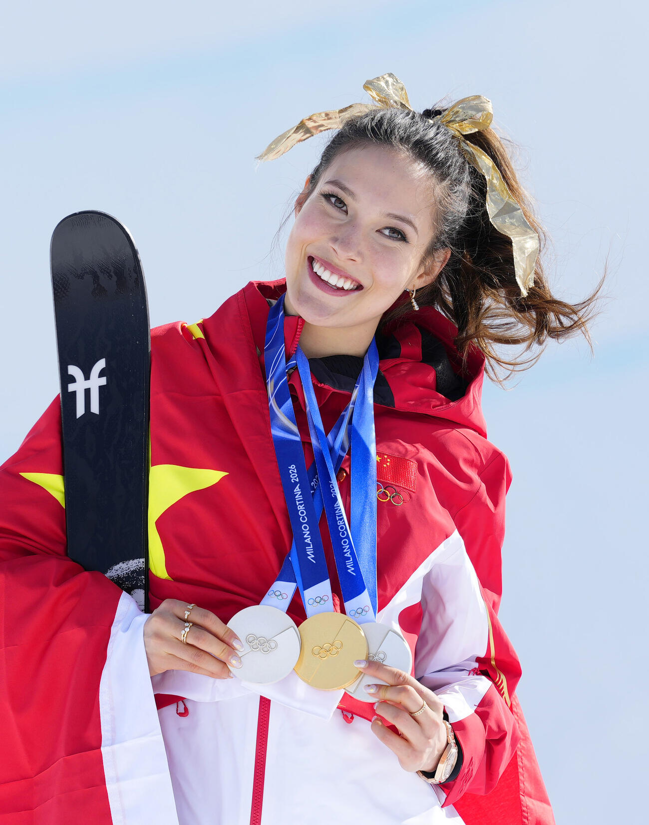 女子ハーフパイプの金メダルと、ビッグエアとスロープスタイルで獲得した銀メダルを手にする谷愛凌（共同）