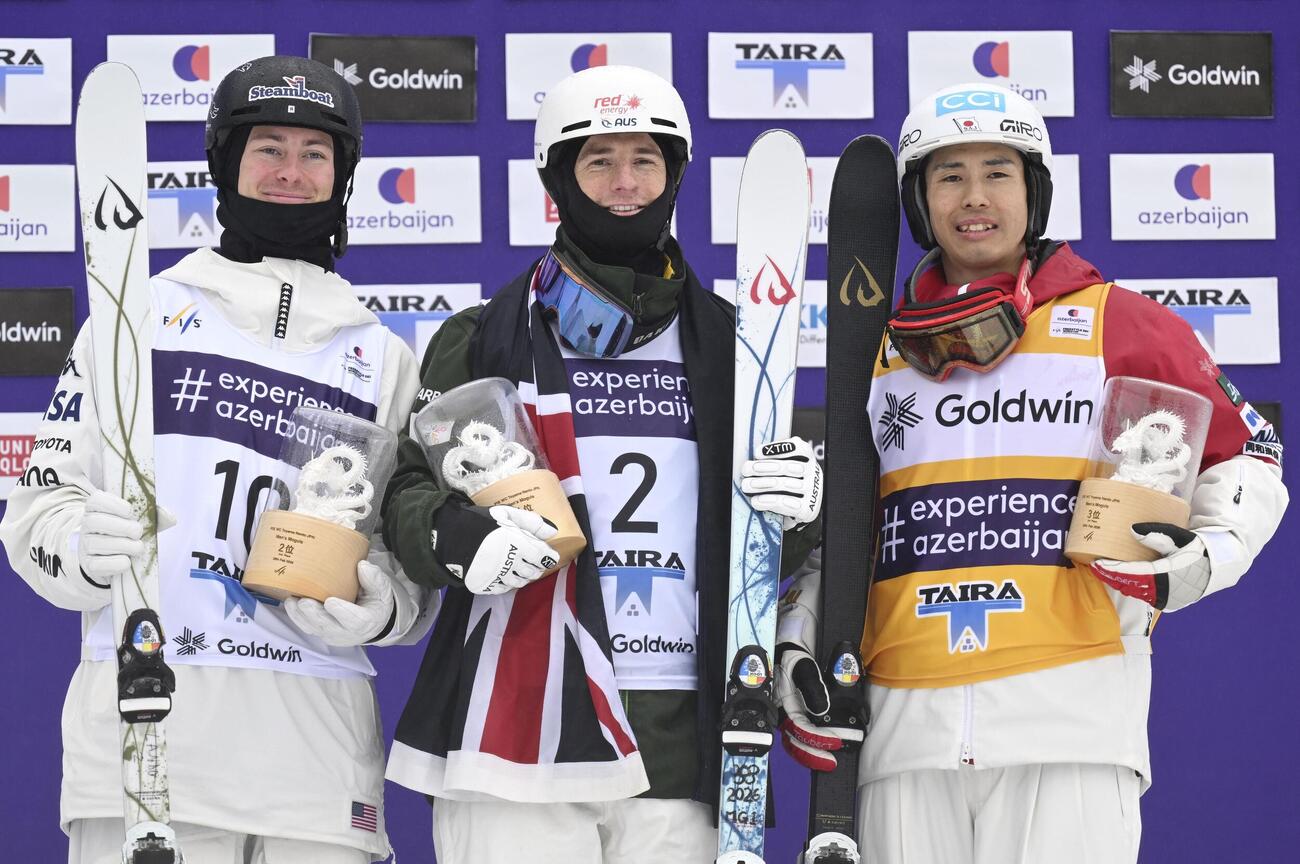 男子モーグルで3位だった堀島行真（右）。中央は優勝したマット・グレアム（共同）