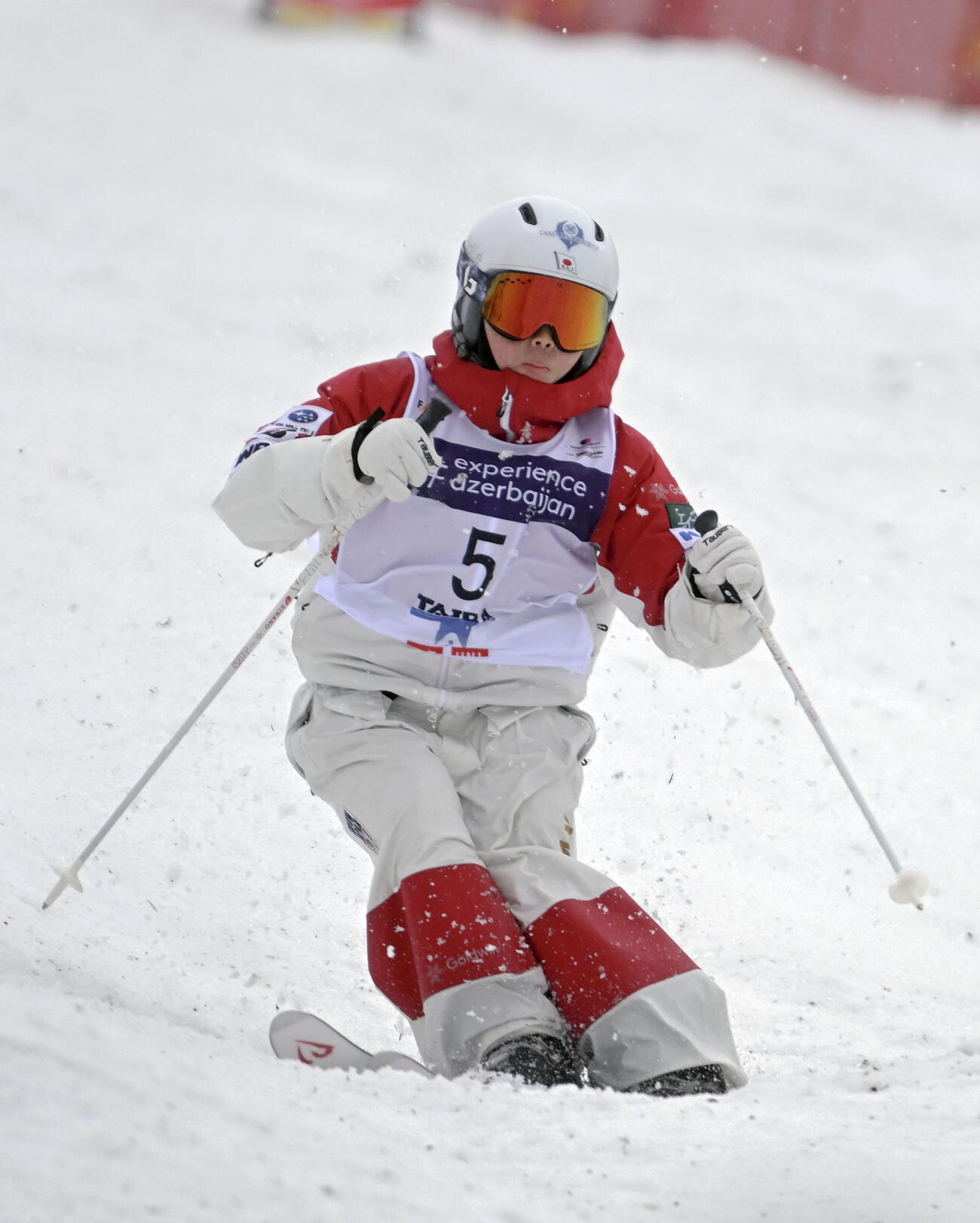 女子モーグル決勝1回目　コブを攻める冨高日向子（共同）