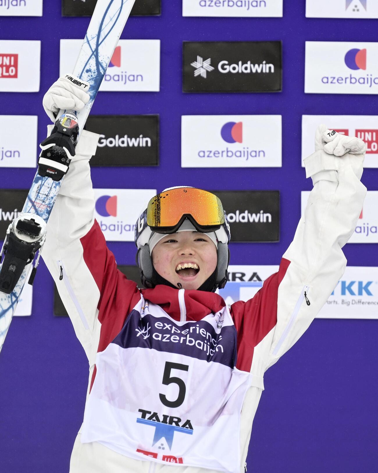 女子モーグルの表彰式で笑顔を見せる2位の冨高日向子（共同）