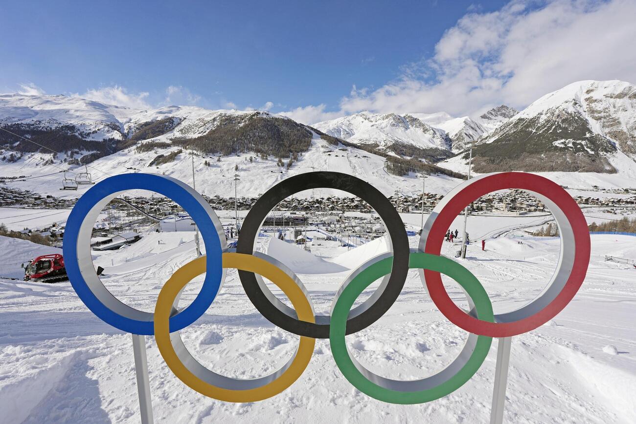 ミラノ・コルティナ冬季五輪のスノーボード会場に設置された五輪マーク（共同）