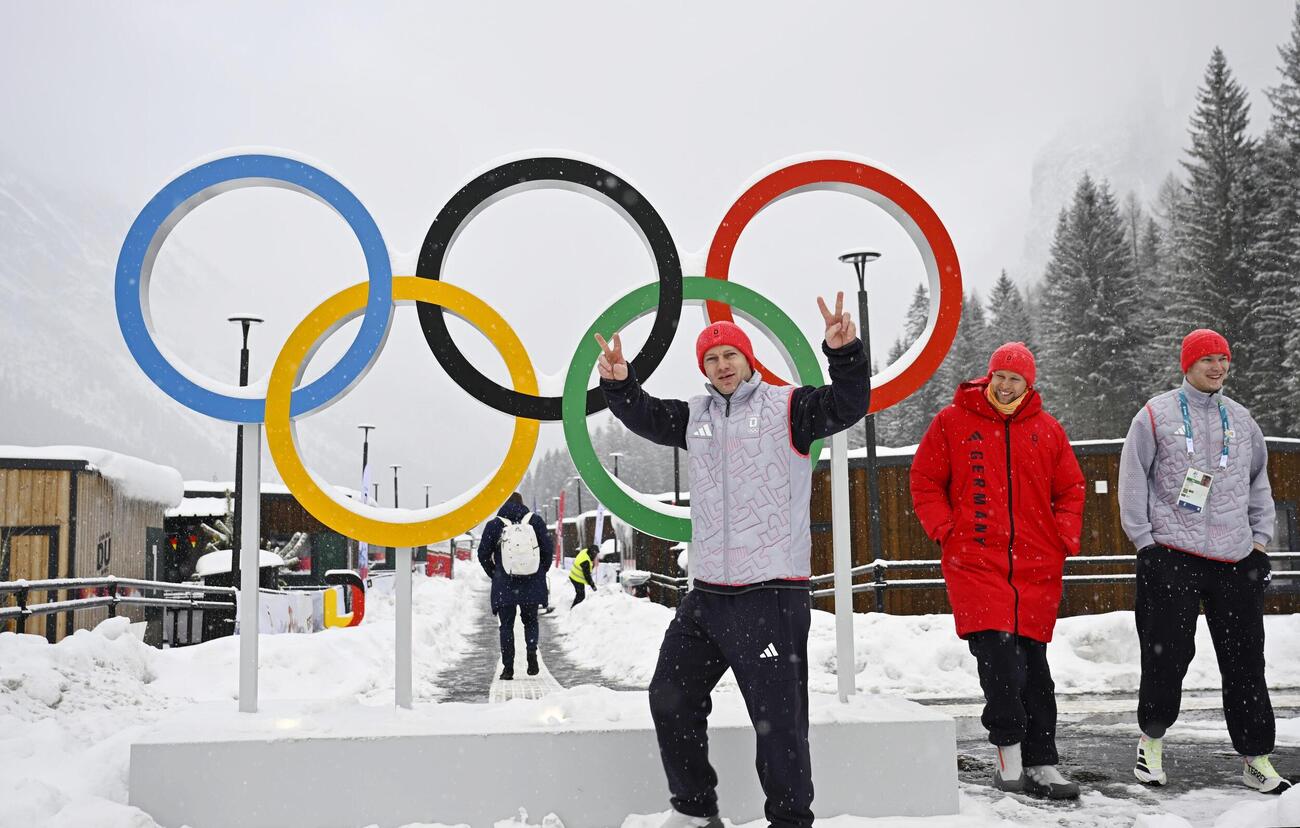 ミラノ・コルティナ冬季五輪の選手村を歩くドイツの選手ら＝3日、イタリア・コルティナダンペッツォ（共同）