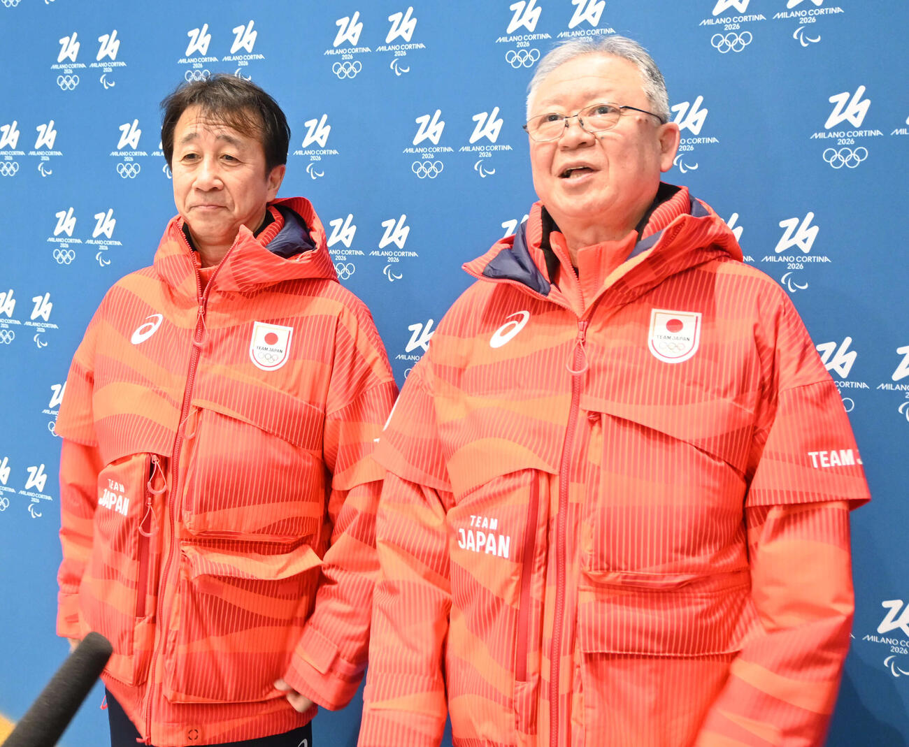 日本選手団の伊東団長（右）と原田副団長（2026年2月1日撮影）