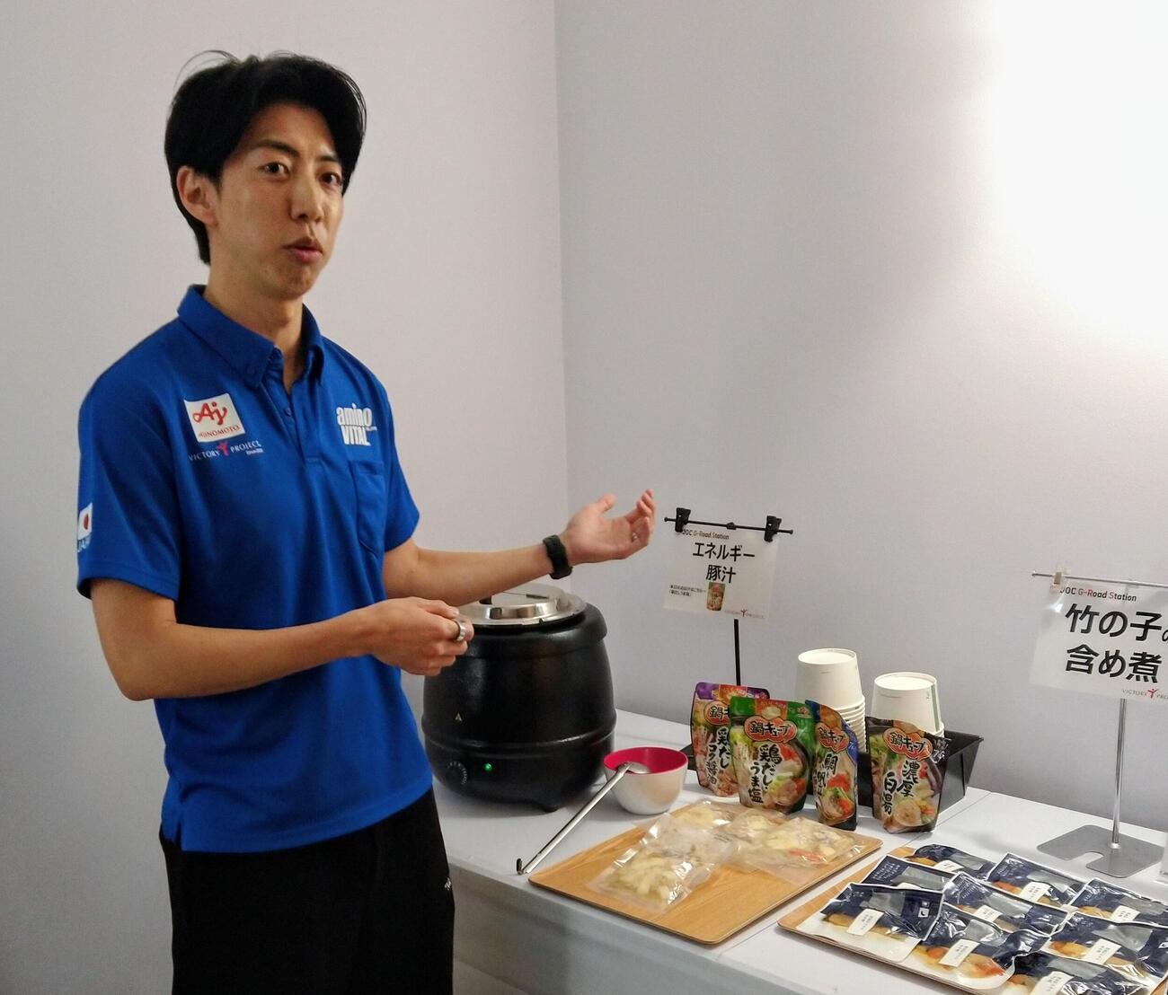 JOC G－Road Stationのエネルギー豚汁などメニューを説明する味の素VP松井聡サポートディレクター（撮影・木下淳）