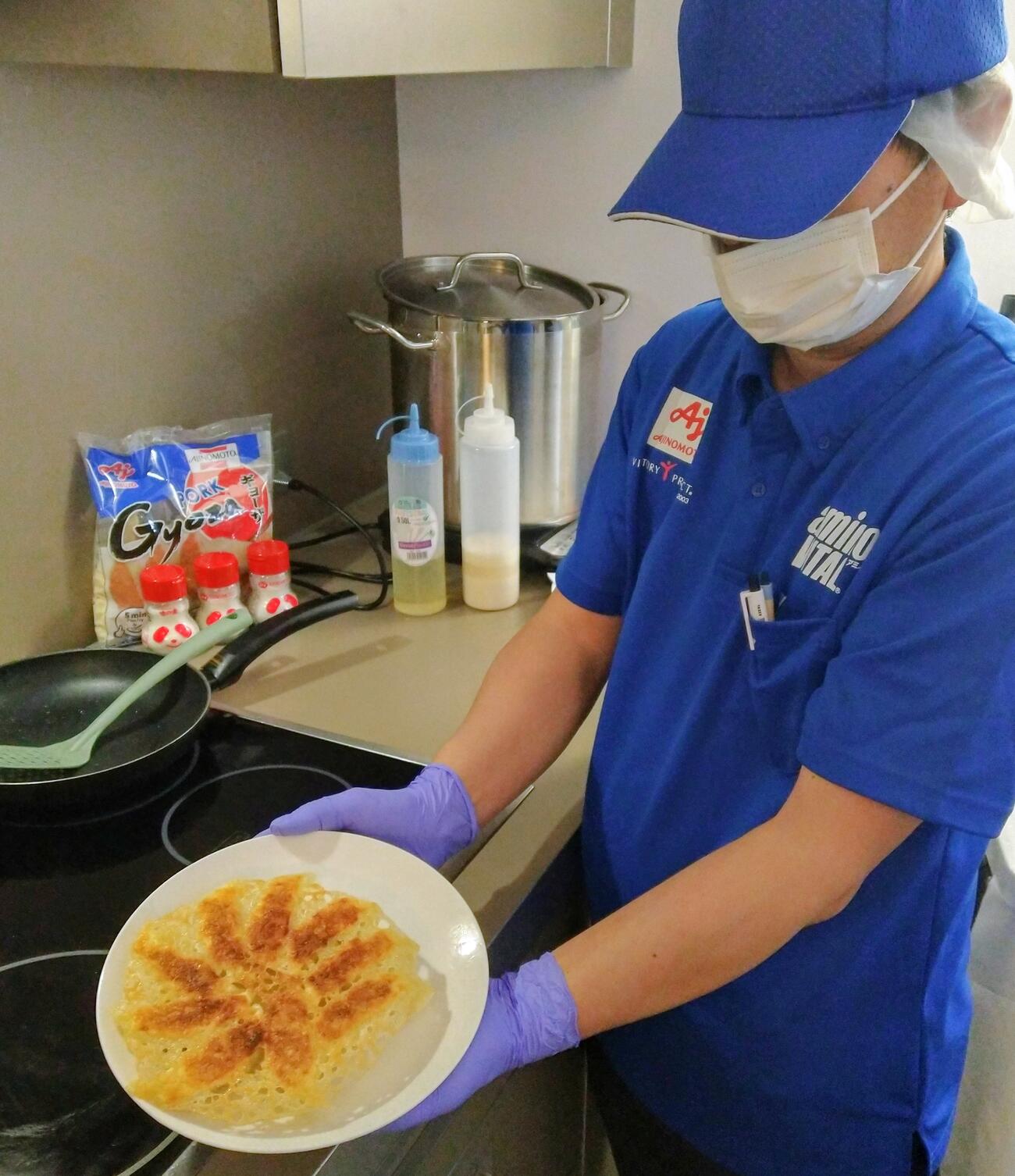 JOC G－Road Stationで美しい羽のギョーザを焼く味の素スタッフ（撮影・木下淳）