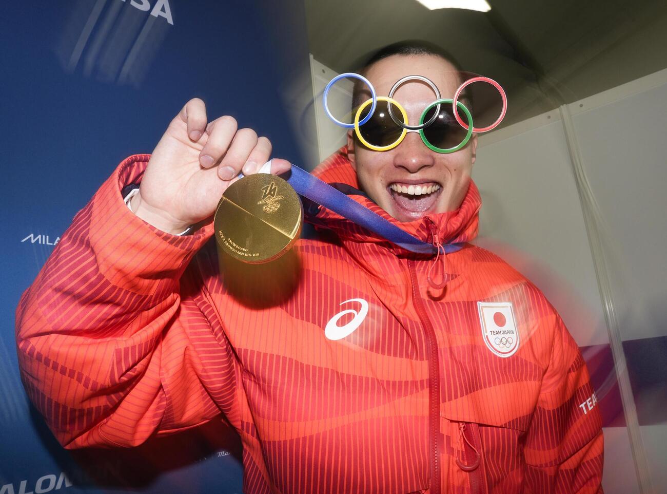 ミラノオリンピック、スノーボード男子ビッグエアで金メダルを獲得し、おどける木村葵来＝リビーニョ（共同）