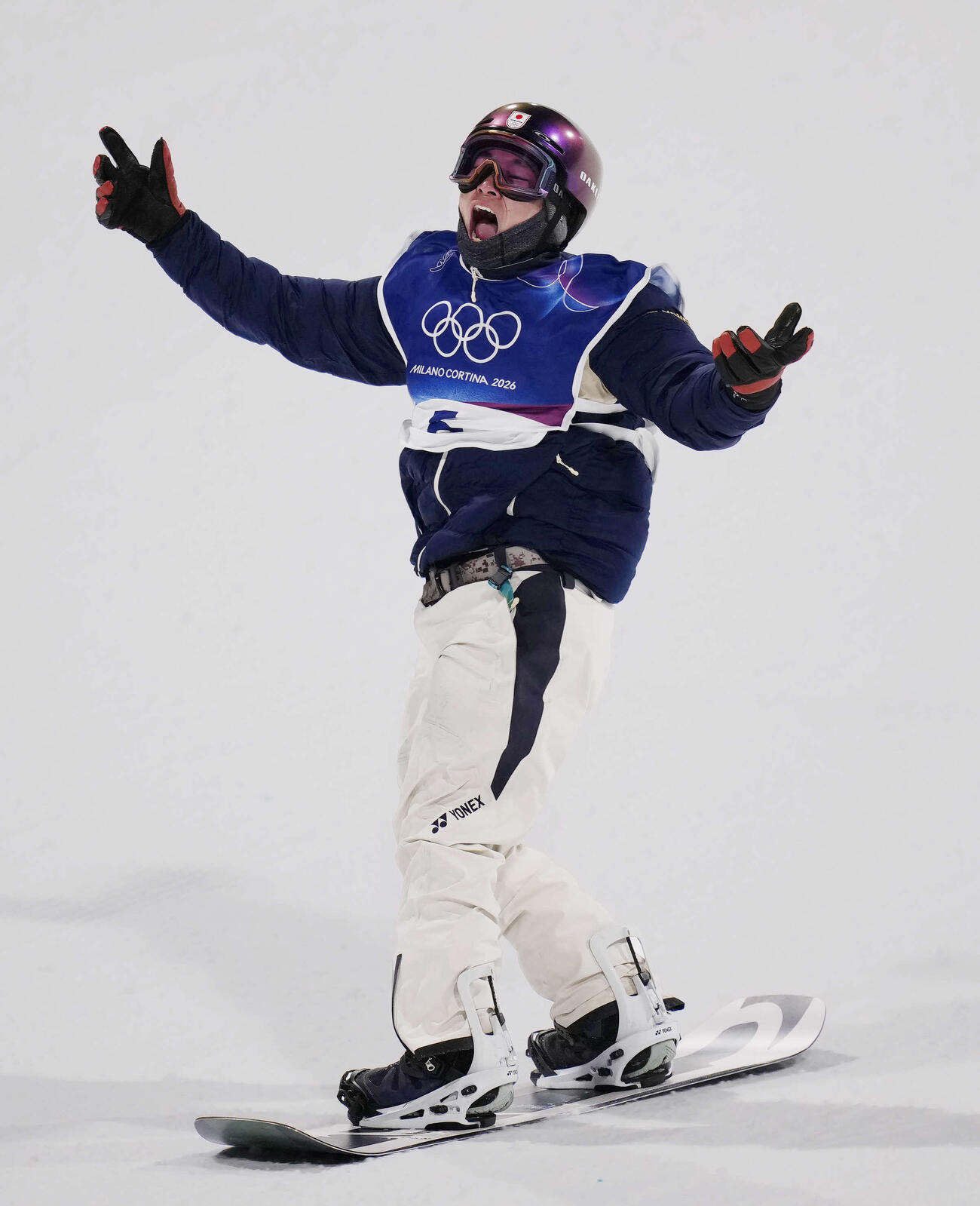 ミラノオリンピック、スノーボード男子ビッグエア決勝　3回目のジャンプで着地を決め喜ぶ木村（共同）
