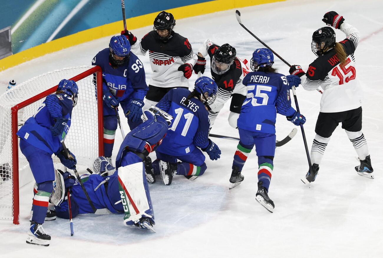 アイスホッケー　日本VSイタリア　第3ピリオド、ゴールを決める志賀紅音（ロイター）