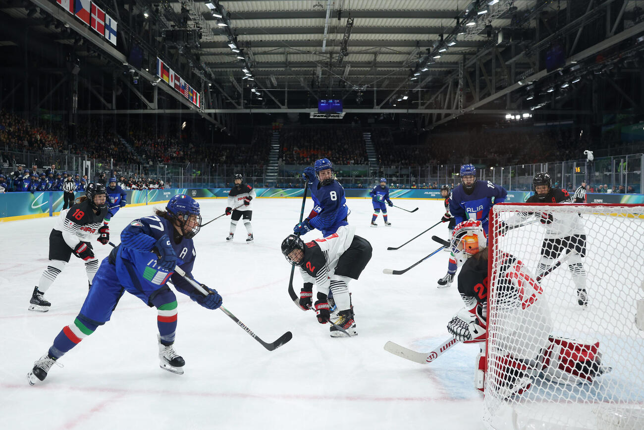 日本対イタリア　第2ピリオド、イタリアの攻撃を防ぐGK増原（手前右）ら日本の選手たち（撮影・前田充）